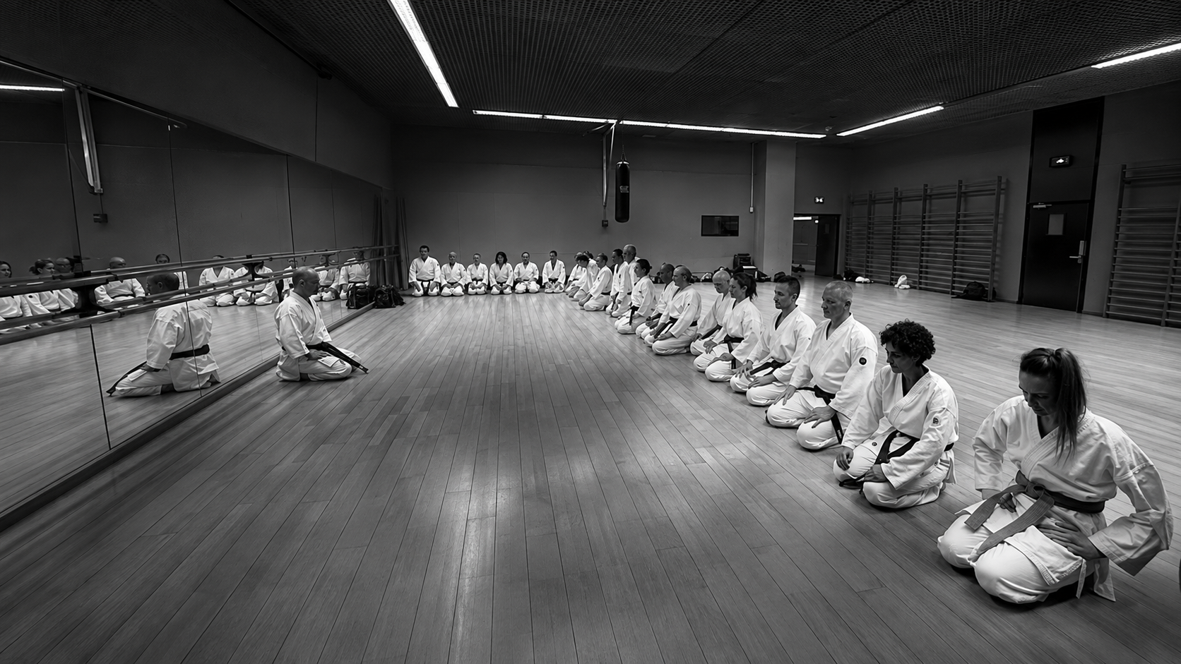 Membres du MAK Karaté Paris réunis dans le dojo